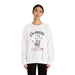 Une femme porte un sweat-shirt blanc avec une empreinte de main et le texte Car vous êtes le chef-d'œuvre de Dieu.