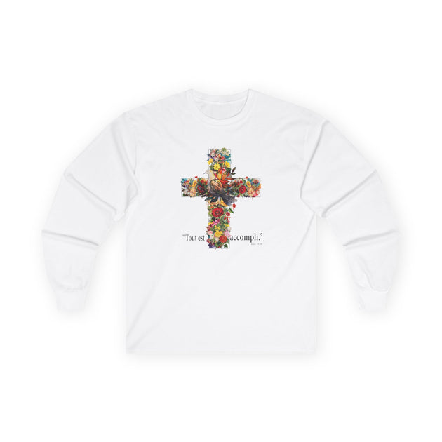 T-shirt blanc à manches longues avec croix fleurie et texte "Tout est accompli".