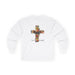 T-shirt blanc à manches longues avec croix fleurie et texte "Tout est accompli".