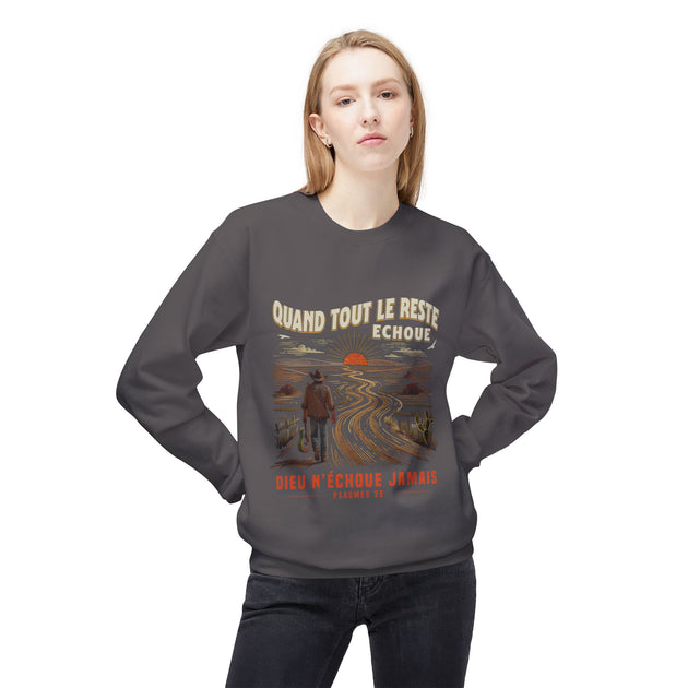 Une femme porte un sweat-shirt gris foncé avec une illustration de cow-boy et un message religieux.