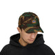 Un homme porte une casquette en tissu camouflage avec le logo Jesus est mon Superhéros.