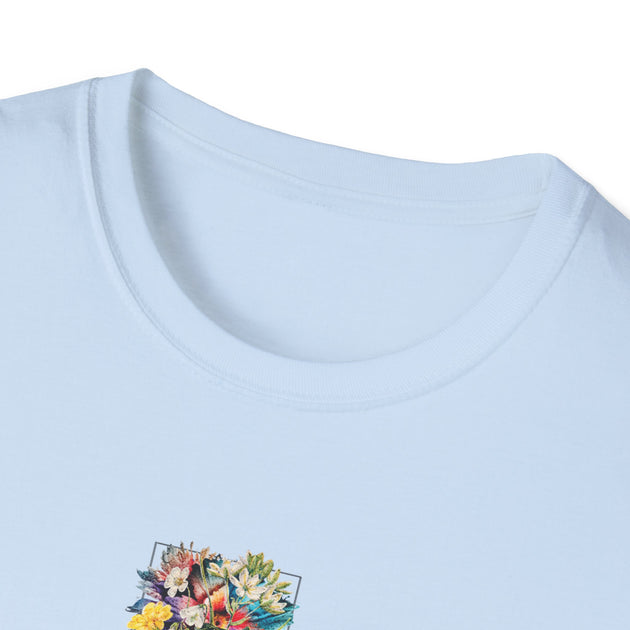 T-shirt blanc pour femme avec un col rond côtelé et un motif floral imprimé sur le bas.