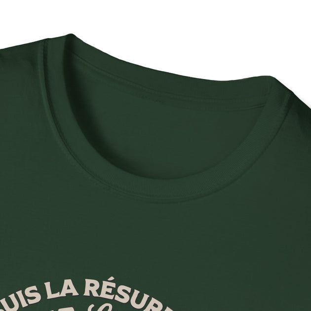 T-shirt vert foncé pour femme avec un col rond côtelé et une inscription partielle visible.