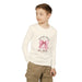 Un enfant porte un t-shirt blanc à manches longues avec un motif de nœud rose et une croix.
