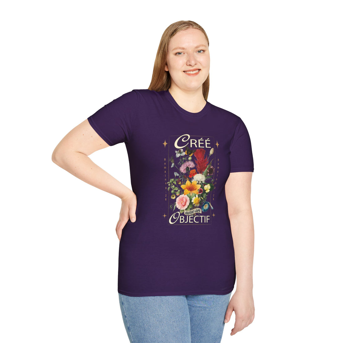 Une femme porte un t-shirt violet avec un motif floral vintage et le texte Créé avec un objectif.