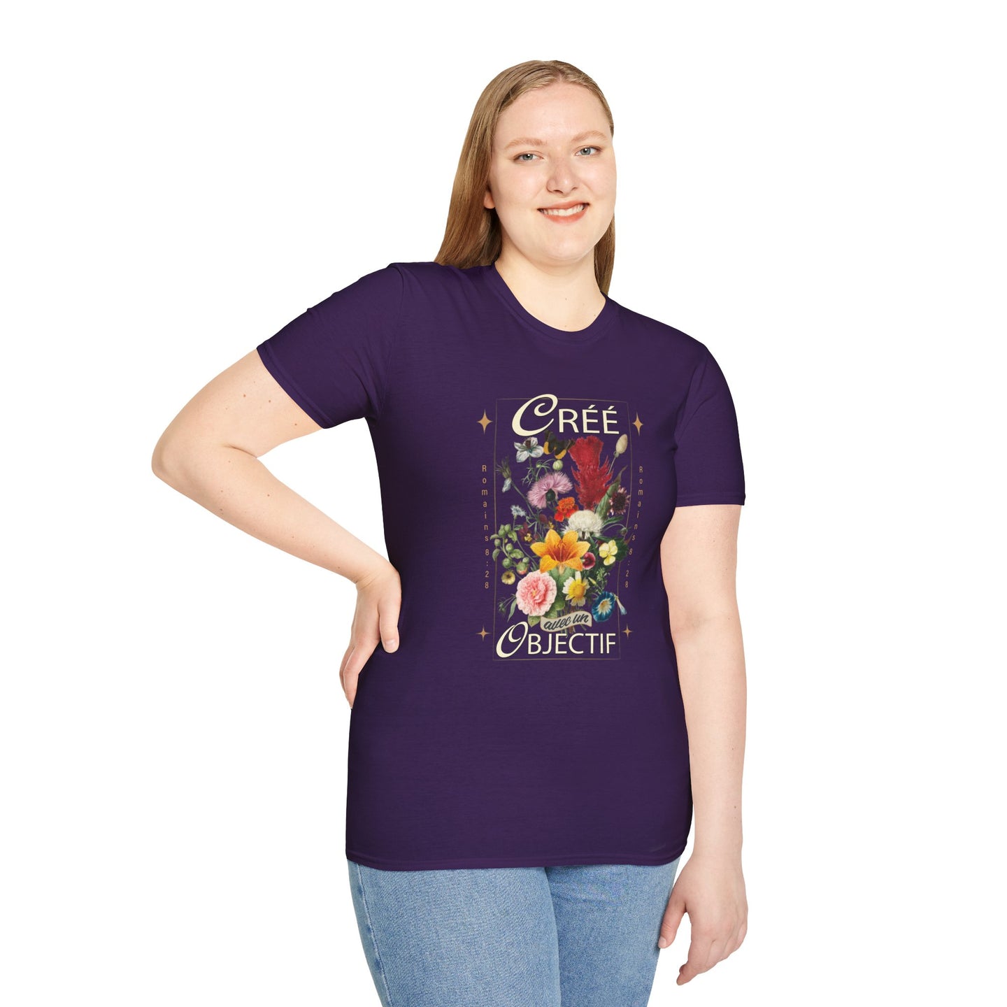 Une femme porte un t-shirt violet avec un motif floral vintage et le texte Créé avec un objectif.