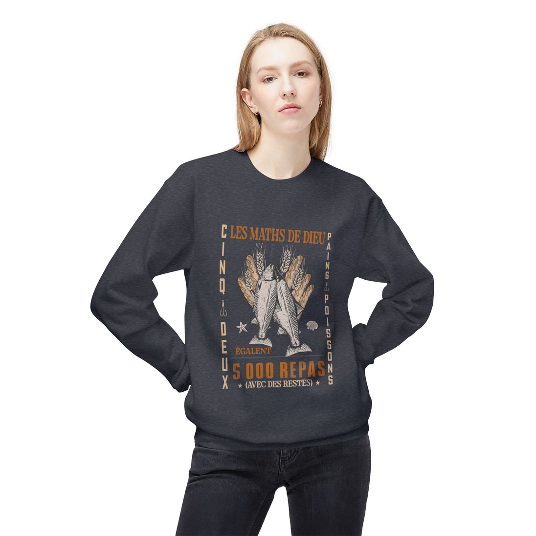 Une femme porte un sweatshirt gris foncé avec une illustration de pains et de poissons.