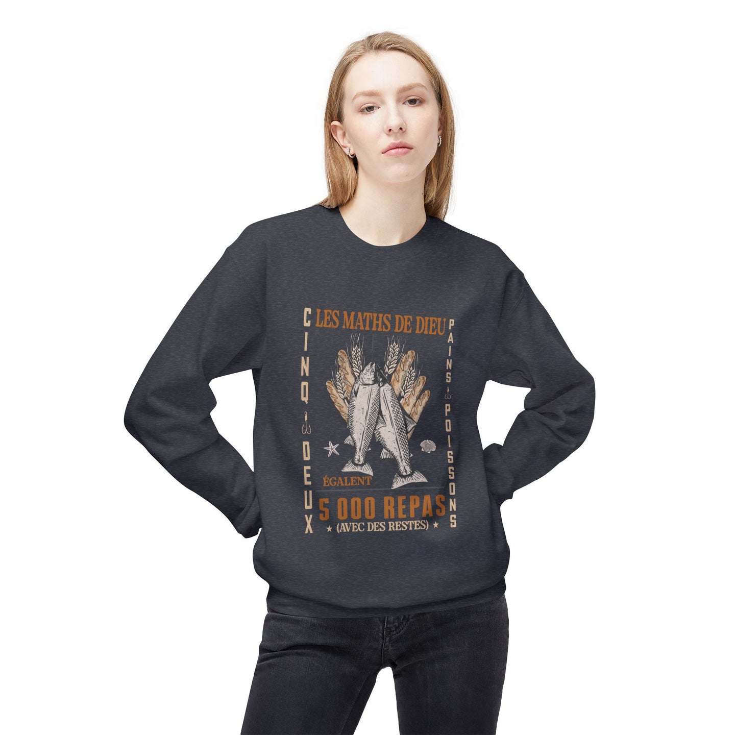Une femme porte un sweatshirt gris foncé avec une illustration de pains et de poissons.