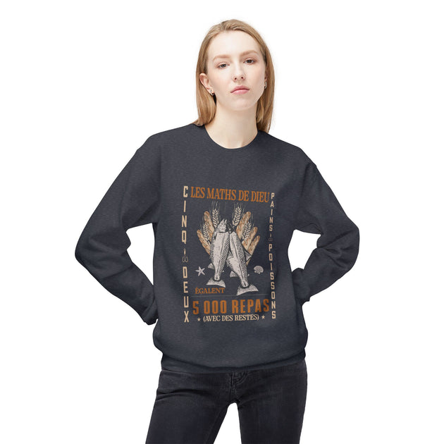 Une femme porte un sweatshirt gris foncé avec une illustration de pains et de poissons.