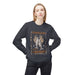 Une femme porte un sweatshirt gris foncé avec une illustration de pains et de poissons.