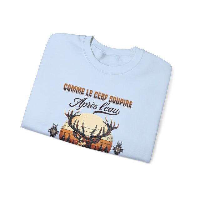 Sweat-shirt bleu clair plié avec une illustration de cerf et le texte Comme le cerf soupire après l'eau.