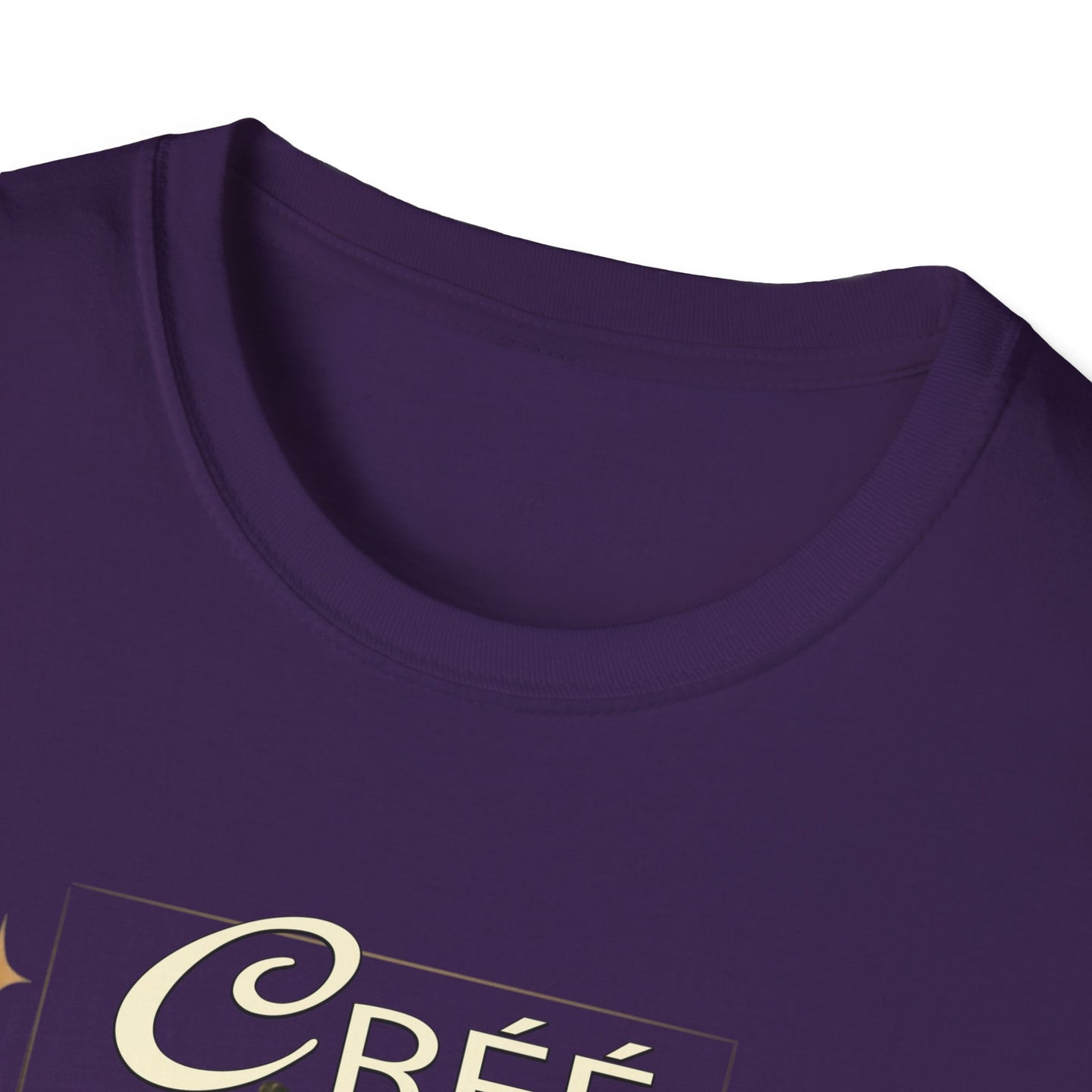 T-shirt violet pour femme avec une inscription imprimée sur le devant.