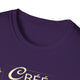 T-shirt violet pour femme avec une inscription imprimée sur le devant.