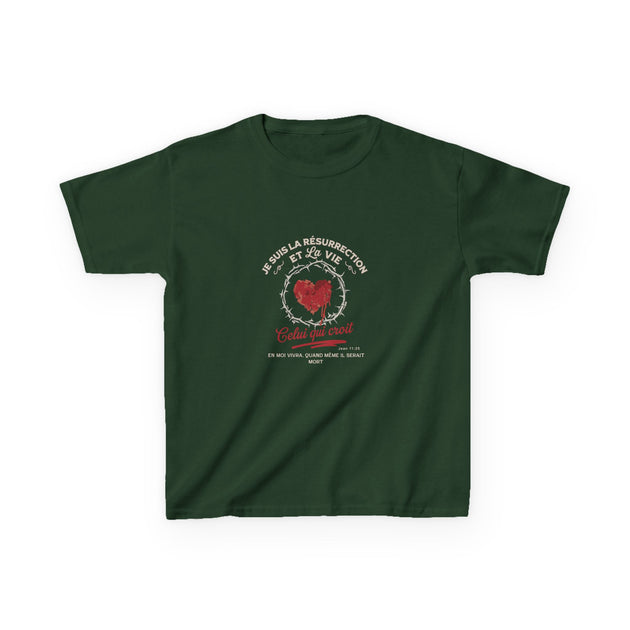 T-shirt vert pour enfant avec un motif de cœur entouré d'épines et un texte religieux en français.