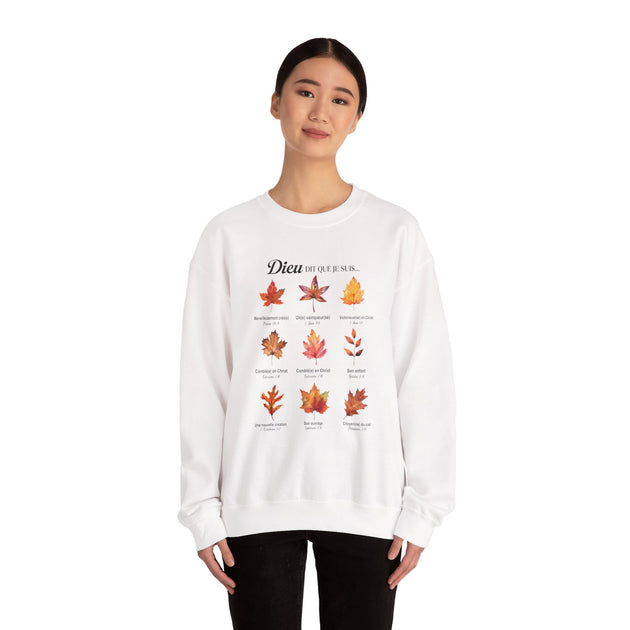 Une femme porte un sweat-shirt blanc orné de neuf feuilles colorées et de versets bibliques.