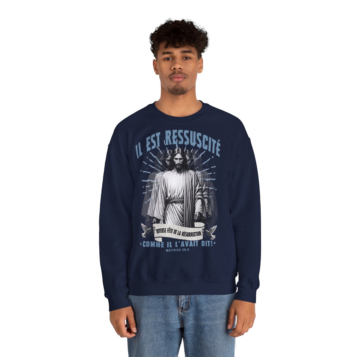 Un homme porte un sweatshirt bleu marine avec une illustration religieuse de Jésus.