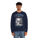 Un homme porte un sweatshirt bleu marine avec une illustration religieuse de Jésus.