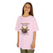 Une jeune fille porte un t-shirt rose clair avec une illustration de cerf et un verset biblique.