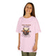 Une jeune fille porte un t-shirt rose clair avec une illustration de cerf et un verset biblique.