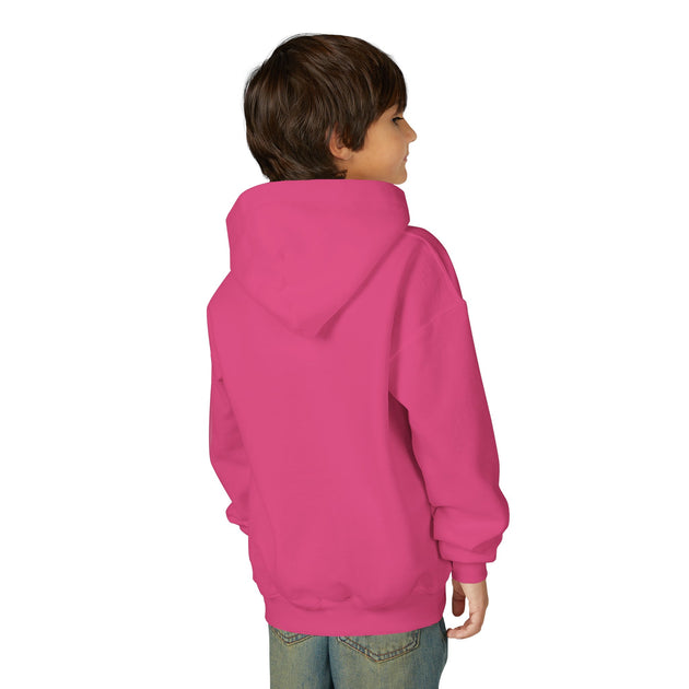 Un enfant porte un sweat à capuche rose uni vu de dos sur un fond blanc.