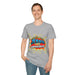 Un homme porte un t-shirt gris avec l'inscription Jésus est mon superhéros en style bande dessinée.