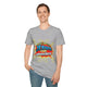 Un homme porte un t-shirt gris avec l'inscription Jésus est mon superhéros en style bande dessinée.