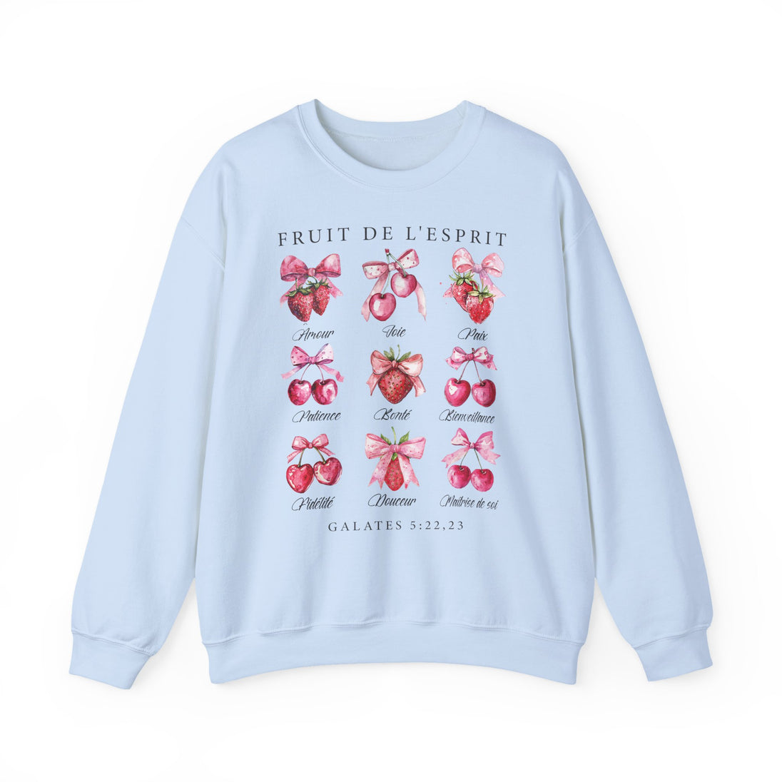 Sweat-shirt bleu clair orné d'illustrations de fruits et de nœuds avec le texte Fruit de l'Esprit.