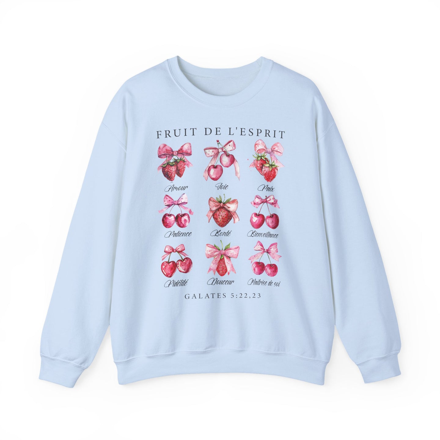 Sweat-shirt bleu clair orné d'illustrations de fruits et de nœuds avec le texte Fruit de l'Esprit.