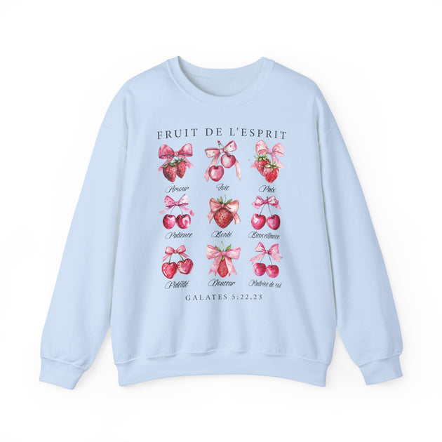 Sweat-shirt bleu clair orné d'illustrations de fruits et de nœuds avec le texte Fruit de l'Esprit.