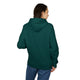 Une femme porte un sweat à capuche vert foncé uni vu de dos.