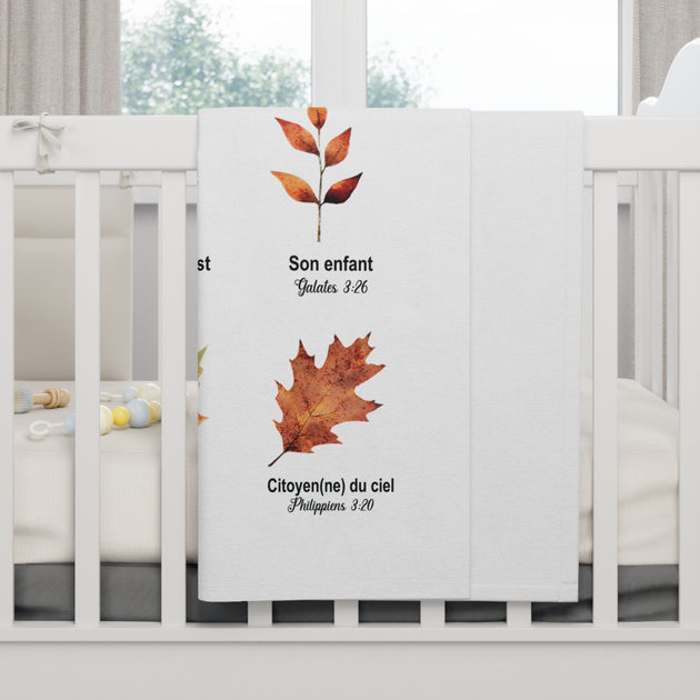 Couverture pour bébé en polaire blanche ornée de feuilles aquarelles et de versets bibliques.
