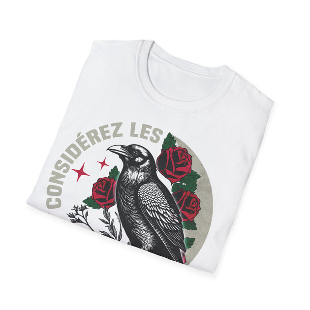 T-shirt blanc plié avec une illustration de corbeau entouré de roses et le texte Considérez les.