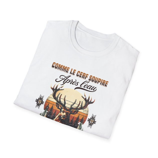 T-shirt blanc plié avec une illustration de cerf et le texte Comme le cerf soupire après l'eau.