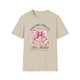 T-shirt beige pour femme avec un motif de nœud vichy rose, une croix et un verset biblique.