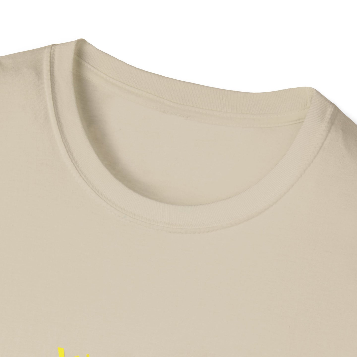 Gros plan sur le col rond côtelé d'un t-shirt beige en coton.