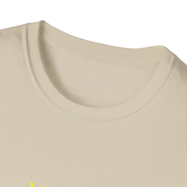 Gros plan sur le col rond côtelé d'un t-shirt beige en coton.