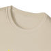 Gros plan sur le col rond côtelé d'un t-shirt beige en coton.