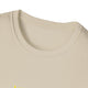 Gros plan sur le col rond côtelé d'un t-shirt beige en coton.