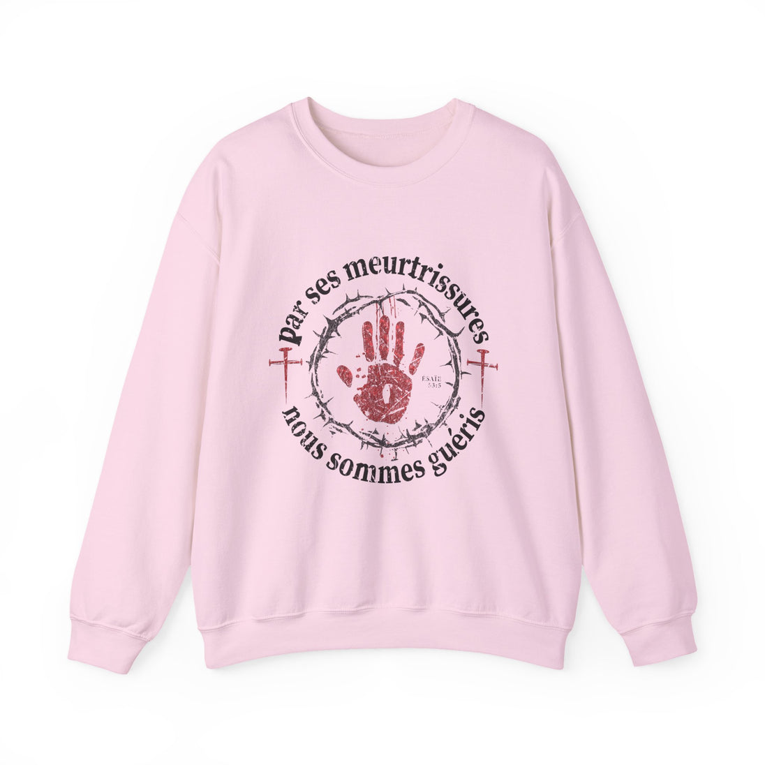 Sweat-shirt rose pâle avec une impression centrale représentant une main, une couronne d'épines et le texte Par ses meurtrissures nous sommes guéris.