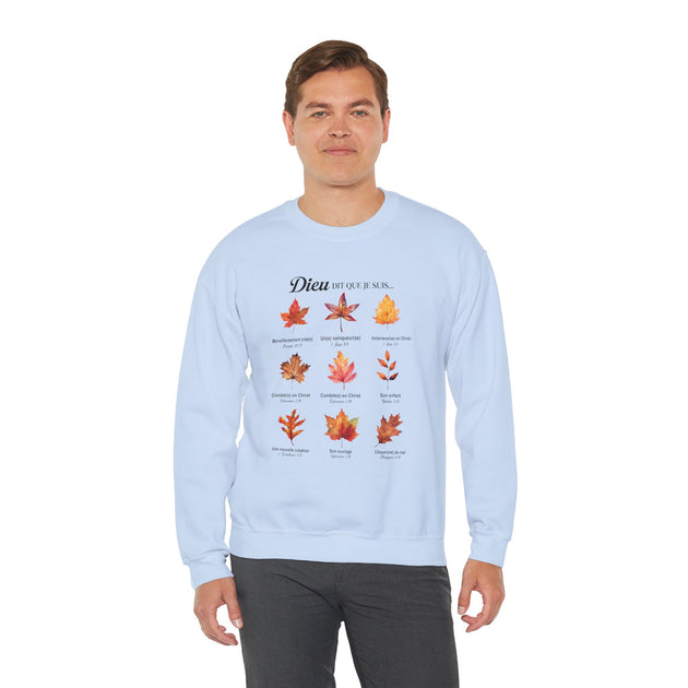 Un homme porte un sweatshirt bleu clair orné d'un motif de feuilles et de textes bibliques.