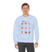 Un homme porte un sweatshirt bleu clair orné d'un motif de feuilles et de textes bibliques.