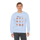 Un homme porte un sweatshirt bleu clair orné d'un motif de feuilles et de textes bibliques.