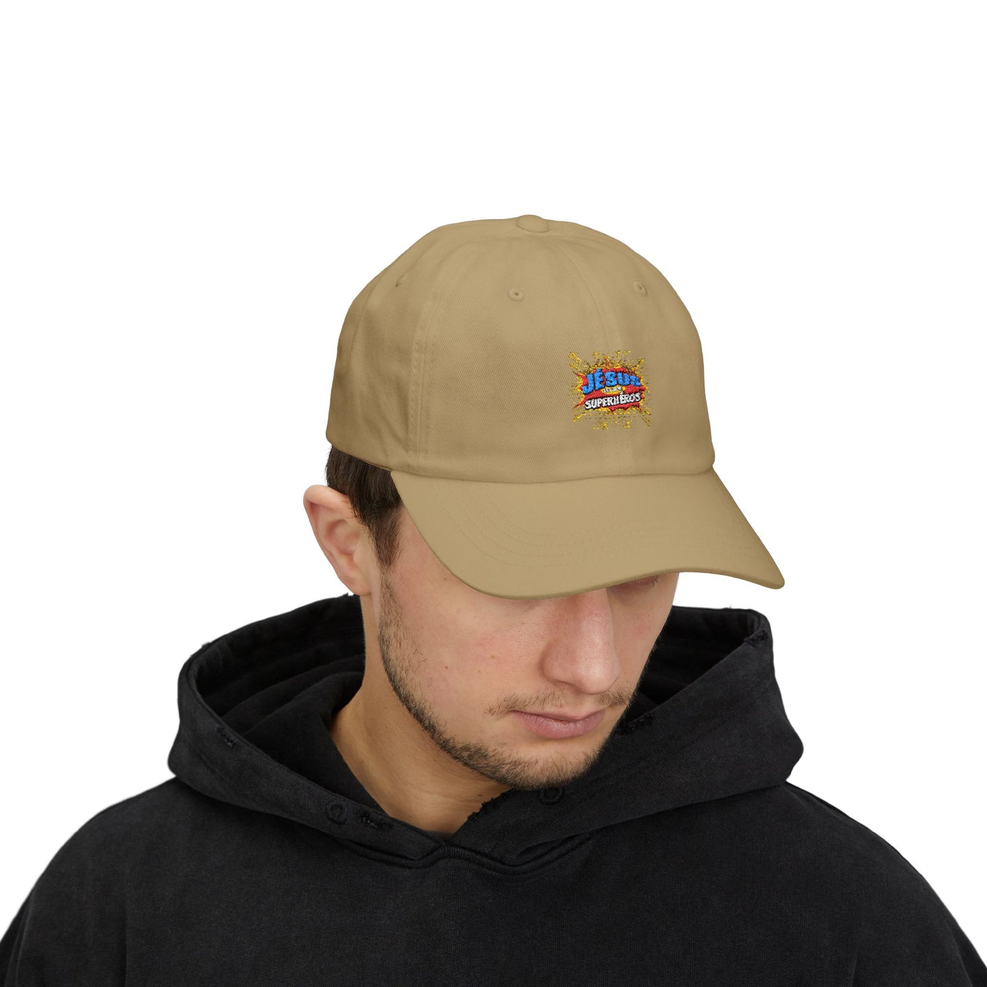 Un homme porte une casquette beige en coton avec le logo brodé Jesus est mon Superhéros.