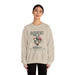 Une femme porte un sweat-shirt beige avec un motif de cœur floral et le texte Magnifiquement Brisée.