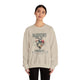 Une femme porte un sweat-shirt beige avec un motif de cœur floral et le texte Magnifiquement Brisée.