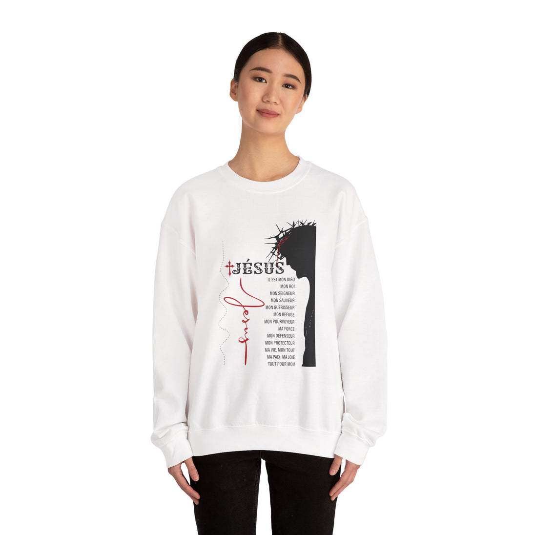 Une femme porte un sweat-shirt blanc avec une illustration de Jésus et des inscriptions en français.