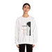 Une femme porte un sweat-shirt blanc avec une illustration de Jésus et des inscriptions en français.