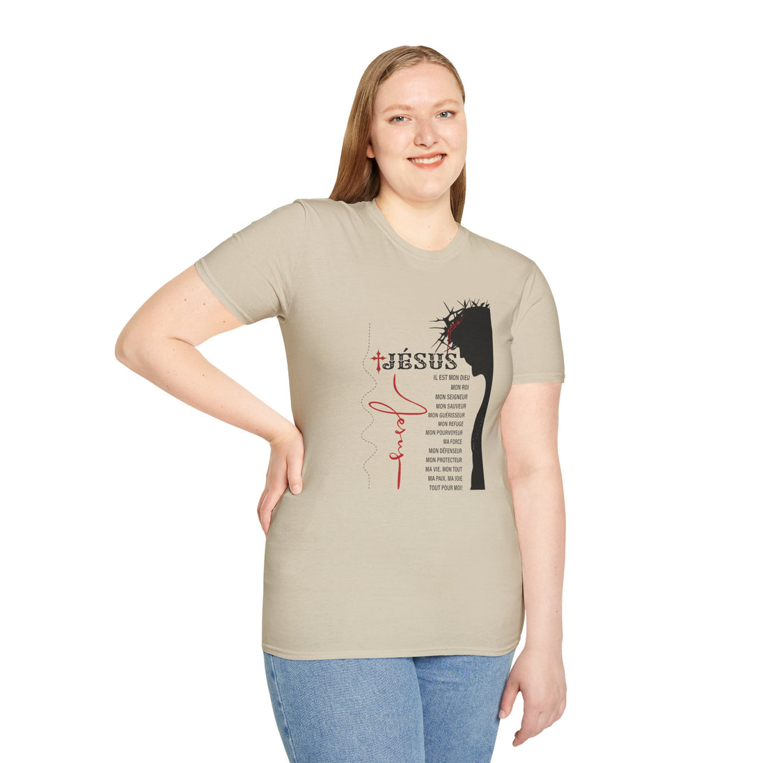 Une femme porte un t-shirt beige avec une illustration de Jésus et des inscriptions religieuses.