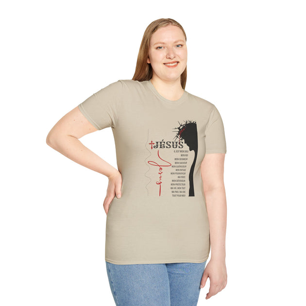 Une femme porte un t-shirt beige avec une illustration de Jésus et des inscriptions religieuses.