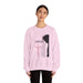 Une femme porte un sweat-shirt rose pâle orné d'un motif religieux sur le thème de Jésus.